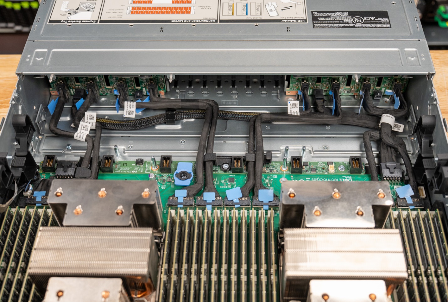 Dell PowerEdge R770AP backplane and nvme direct cabling.