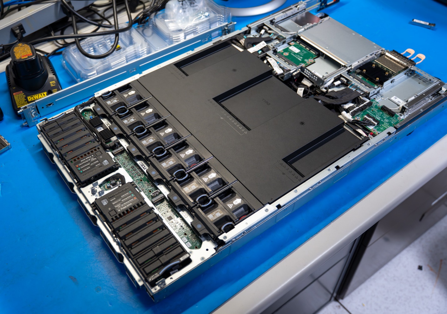 Dell PowerStore Gen 3 - 9500 top view with airflow baffle