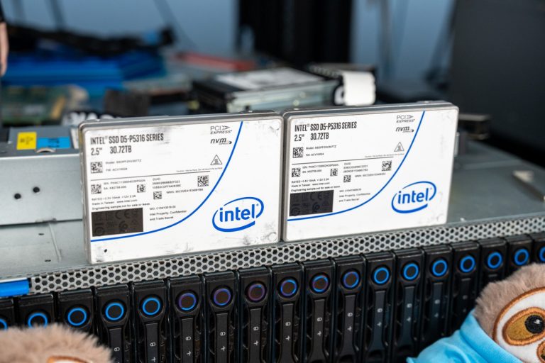 Windows Server 2025 NVMe vs Linux performance ssds